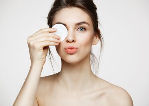 Démaquillage des yeux, comment procéder ?