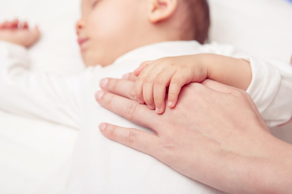 Bébé ne veut pas dormir seul, comment faire ?