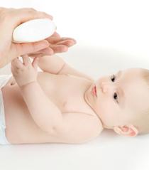 Peau sèche de bébé: Les 4 bons gestes à adopter !