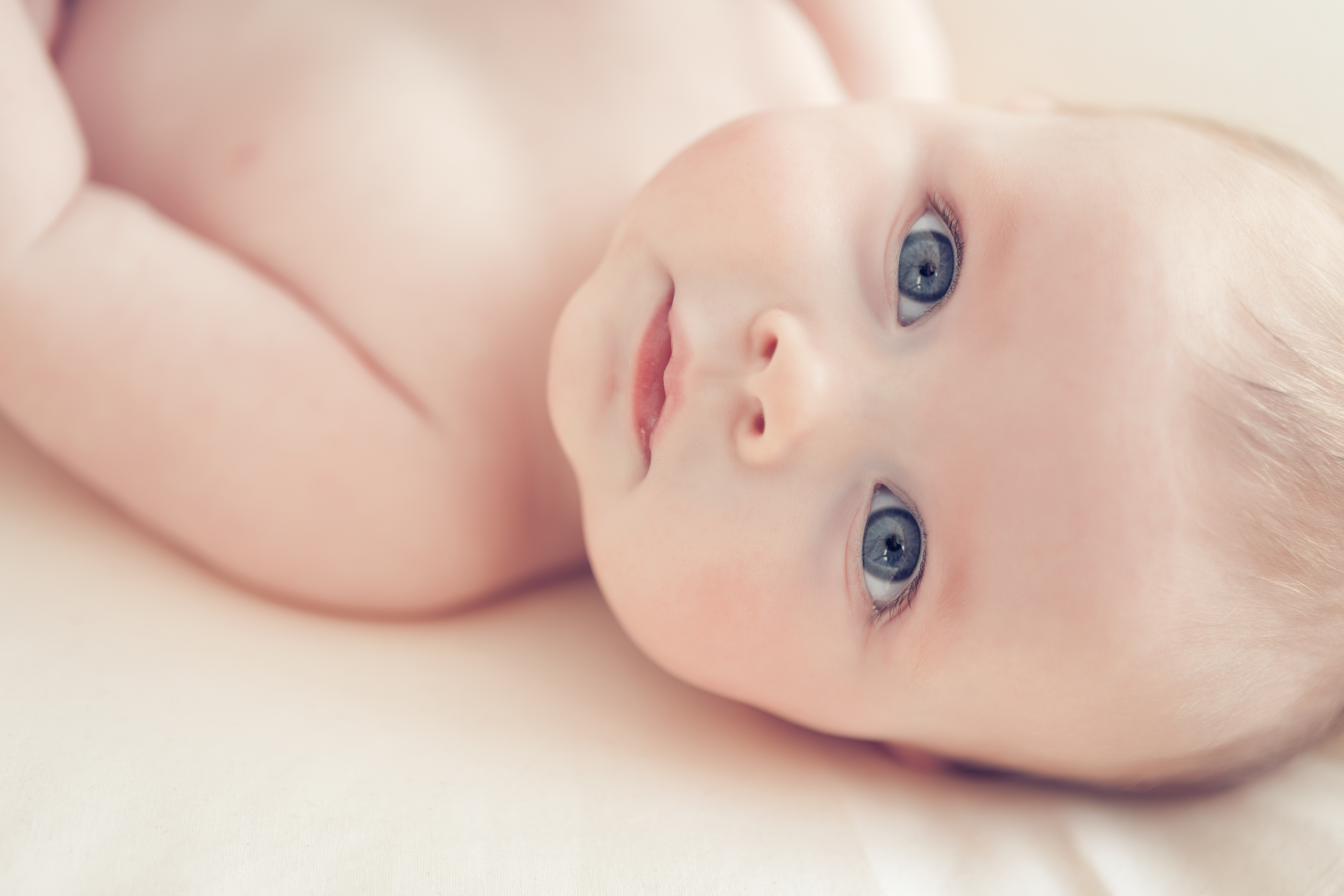 Quels sont les gestes d'hydratation quotidiens pour garder la peau de bébé douce et confortable ?